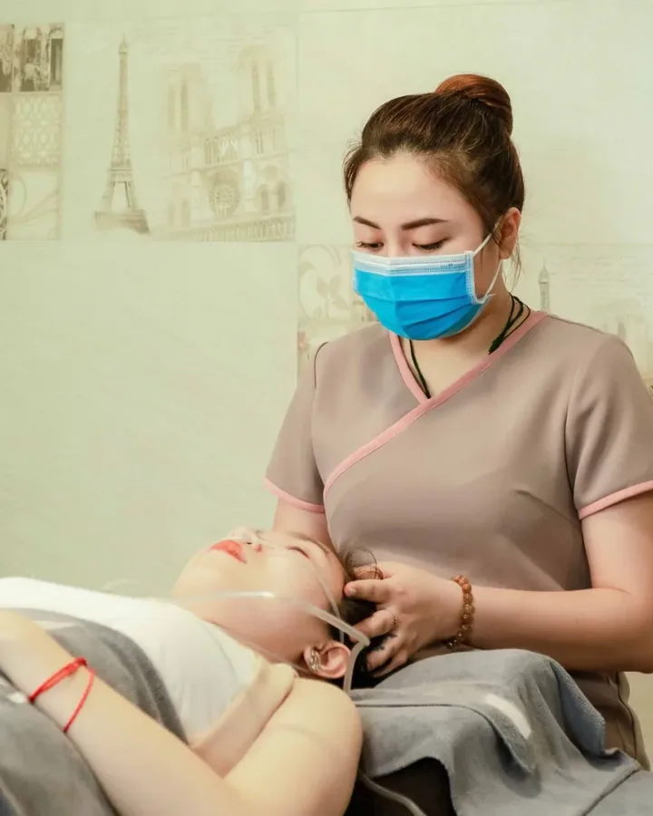 Kỹ thuật viên đang chăm sóc khách